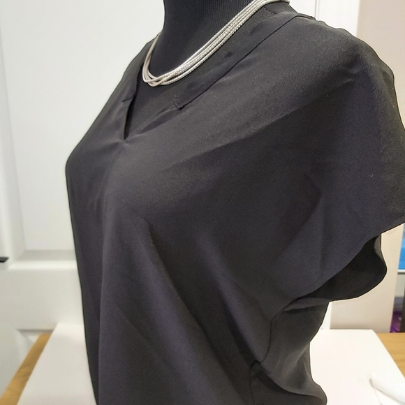 Gently once used Mattison V-neck short sleeve top, Size: small-medium fit - Picture 6 of 9